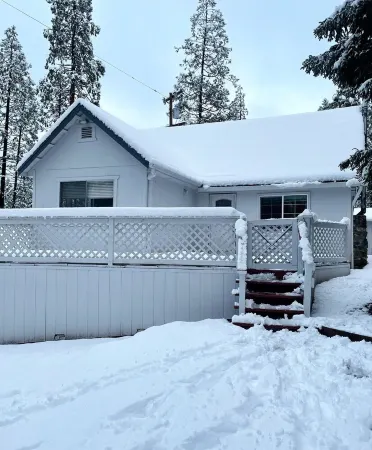 Harte Of The Pines Pet Friendly Walk to Downtown Отели в г. Твейн Харт