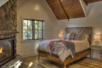 Newly Constructed Lakeside Cottage-Heavenly Porch-2 Fireplaces-Includes Pontoon!