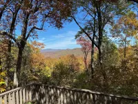 Luxurious Cabin with Stunning Mountain Views and Outdoor Fireplace in Sky Valley