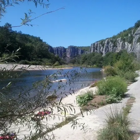 Charming cottage la FENIERE in quiet area, 105m², 3 ch, heated swimming pool Отели в г. Жуайёз