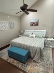 Charming 3-bedroom lake front house in fabulous Granbury with WiFi,  AC, Dock Отели рядом с достопримечательностью «In The Pink Wellness Center»