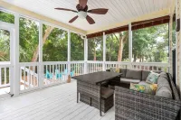 Folly Beach Gem: Walk to Beach, Restaurants & Nightlife - Happy Ours - 4-Sterne