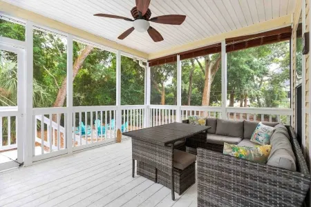 Folly Beach Gem! Short Walk to Beach, Bars & Restaurants, Game Room, Fire Pit