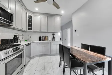 Free Parking NEW! King Beds Near EWR & NYC