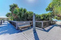Newly Remodeled Beach Home, only1 mile to Nokomis Beach!