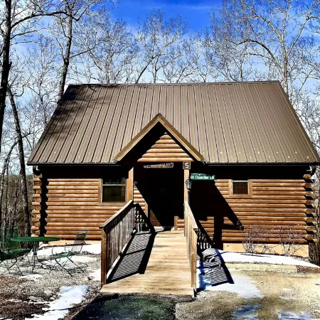 Cabin Dreams- Charming.  Romantic.   Jetted tub.  Screened porch.  10 min to SDC