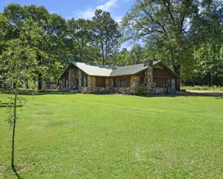 Secluded 4 bedroom farmhouse nestled on 8 acres with large lawn and oak trees. Hotels in Broken Bow
