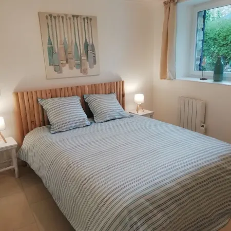 Beautiful house, sea 400m, hiking, quiet enclosed garden bright room Wc on ground floor