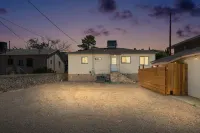 Cozy and charming centrally located in the historic Kern/Rim neighborhoods. 101附近的飯店