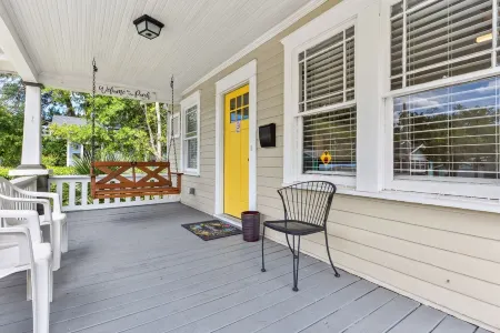 Relax on the Porch near Jacksonville Jaguar Stadium Отели в г. Дувал