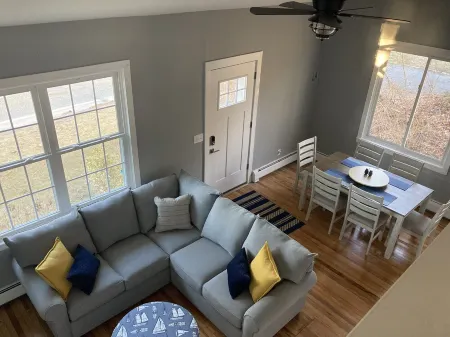 Craigsville beach cottage located .4 walking distance to the Beach! Отели в г. Барнстейбл