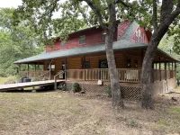 Comfy rustic cabin 1/2 mile from Lake Texoma is ready and fully stocked for 8+!
