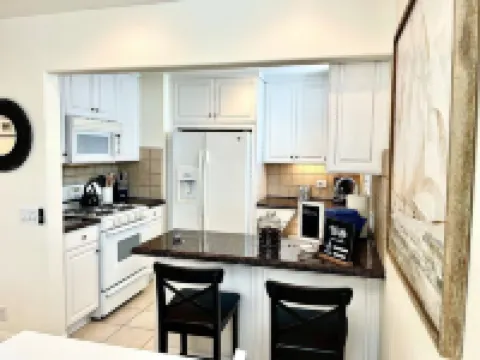 2-blocks to beach, Private Rooftop Deck!