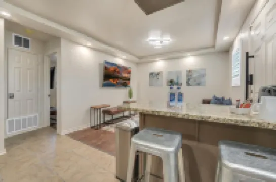 Oak's Beautiful Contemporary Suite #02