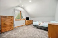 Charming Waterfront 4-bedroom house with AC and WiFi with Amazing Views!