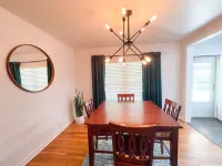 Modern 2-bedroom 1930's Bungalow Close to Downtown