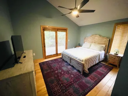 Cheerful 3 Bedroom Home- 5 minutes from 2 beaches!