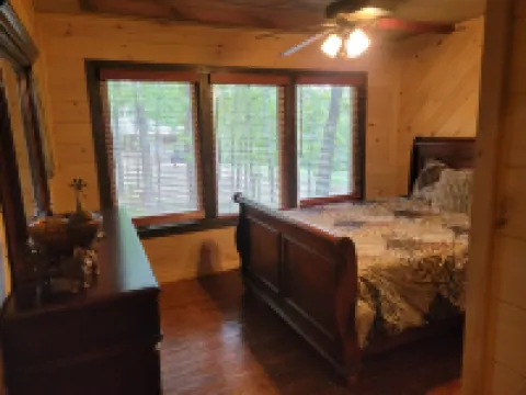 Cozy 3-bedroom Cabin in the Woods - No Cleaning Fee Hotel di 