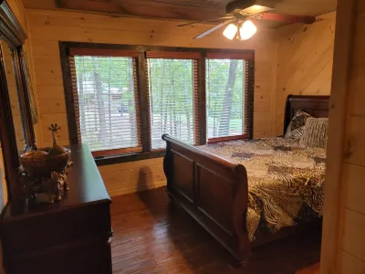 Cozy 3-bedroom Cabin in the Woods - No Cleaning Fee Hotel a 