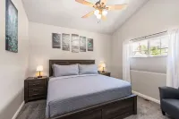 Best Downtown Getaway 4 blocks from main street food bars and shopping