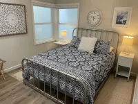 Clean!  Best Deck...  View...  1 Min to Sand.  Parking... Bikes. Cal King. Hotels in Mission Beach