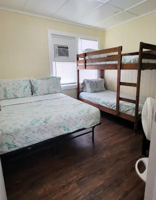 Castaway! DB3--2 Bedroom/1 Bath Standard Cottage, Walk to the Beach, Dogs OK!