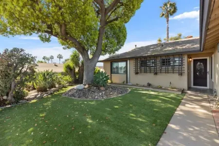 Cheerful 4-bedroom house with free parkings.