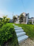 Entire cottage, walk to/from ferry & downtown, newly renovated, parking on site