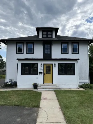 Spacious home in Red Bank; great for groups. 15 mins to Sandy Hook or Sea Bright