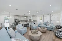 Glimmer! Sleeps 26! 2 Blocks from the Beach!