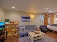 Cascade Getaway - Heart of Cle Elum - Full Kitchen, Private Patio & Pet Friendly Hotels in Cle Elum