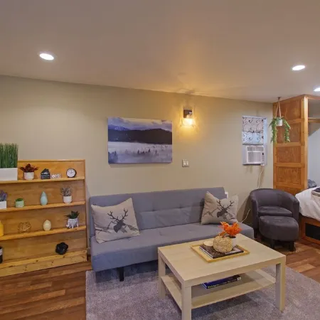 Cascade Getaway - Heart of Cle Elum - Full Kitchen, Private Patio & Pet Friendly