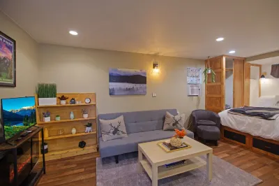 Cascade Getaway - Heart of Cle Elum - Full Kitchen, Private Patio & Pet Friendly Hotels near Swiftwater Cellars