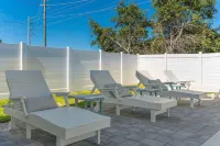 Glimmer! Sleeps 26! 2 Blocks from the Beach!