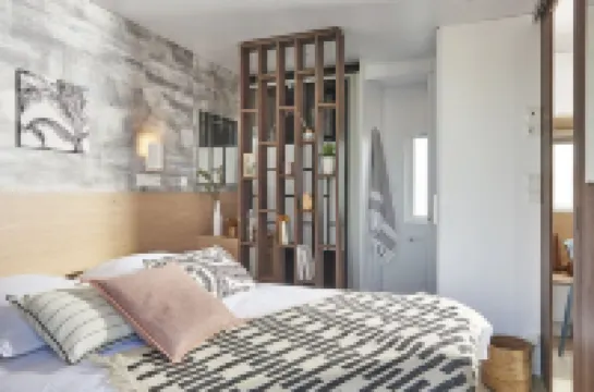 High-quality mobile home on the lake (WA 106) Hotels in Wackersdorf