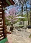 Romantic Vintage Log Cabin Retreat Hotels near Lake Hamilton