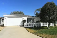 2BR/2BA with electric golf cart,  5 minutes to Lake Sumter and 466 shopping. Hotel a The Villages