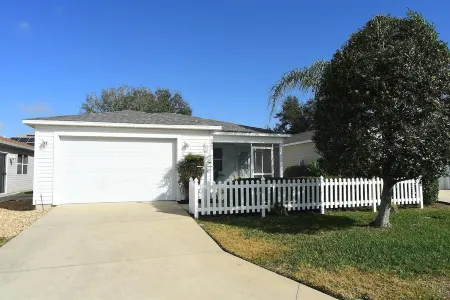 2BR/2BA with electric golf cart,  5 minutes to Lake Sumter and 466 shopping. Отели в г. Те-Виллиджис