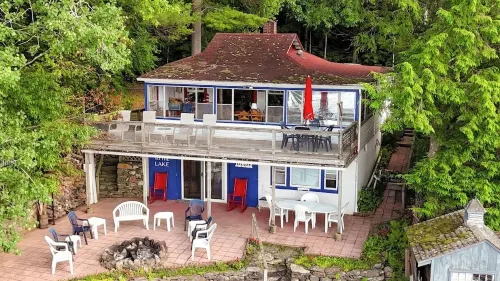 LAKE FRONT: Cozy 4-bedroom lake CAMP with WiFi and an outdoor firepit!