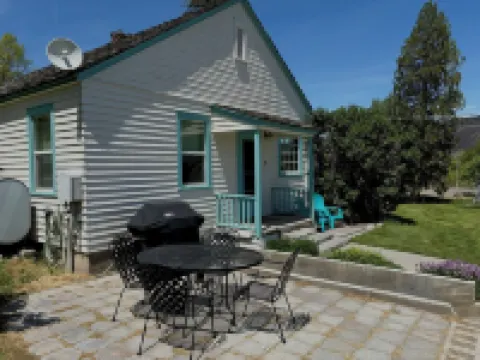 Orchard Cottage, Charming Vintage Cottage