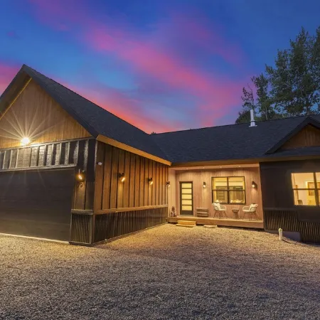 Modern Mtn Retreat: Lakefront, Direct Beach Access & Hot Tub by Tamarack Resort