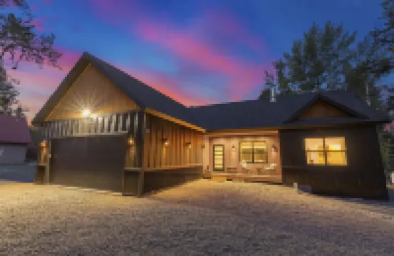 Modern Mtn Retreat: Lakefront, Direct Beach Access & Hot Tub by Tamarack Resort