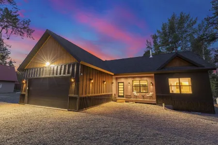 Modern Mtn Retreat: Lakefront, Direct Beach Access & Hot Tub by Tamarack Resort