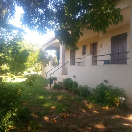 BEAUCAIRE Recent house surrounded by nature