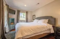 Walk DOWNTOWN! High-end remodel w porch/2 firepits