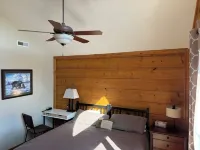 Ski-In/Ski Out Townhome w/ Beautiful View w/Hot Tub. エドレーのホテル
