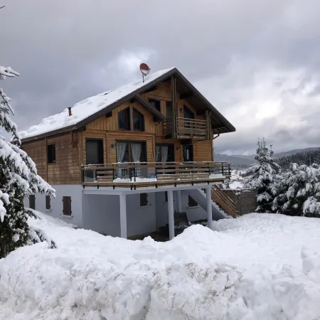 CHALET NEAR THE TRACKS AND LAKE GERARDMER Отели рядом с достопримечательностью «Camping Verte Vallée : dans les Vosges proche Gérardmer avec piscine et gîtes»