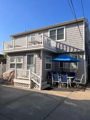 Single-family home in Avalon—walk to beach and town