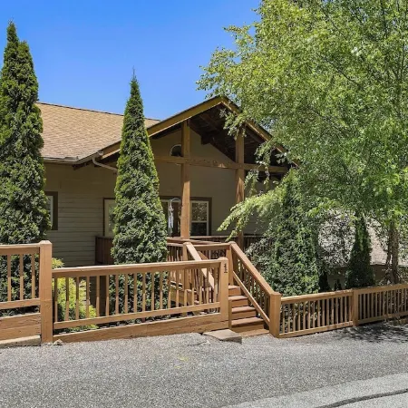 Large & Luxurious Condo in Smoky Mountain Country Club with Washer & Dryer!