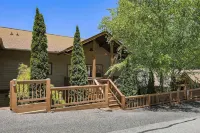 Large & Luxurious Condo in Smoky Mountain Country Club with Washer & Dryer!